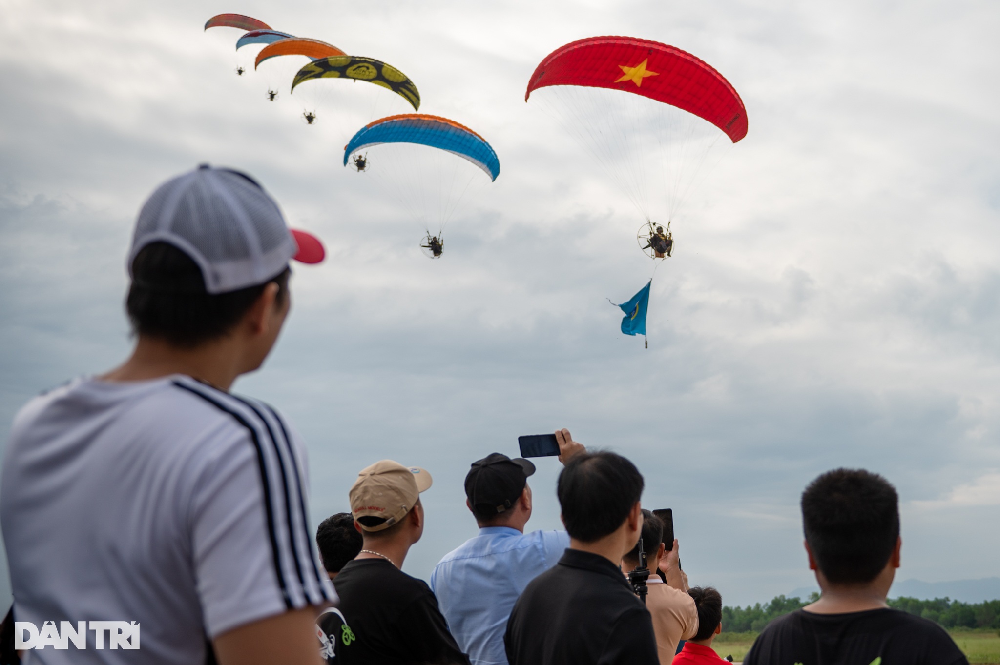 Hơn 200 tiêm kích bay biểu diễn lao qua vòng lửa ở Hà Nội - 7