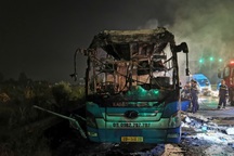 Ô tô giường nằm cháy trơ khung trên quốc lộ