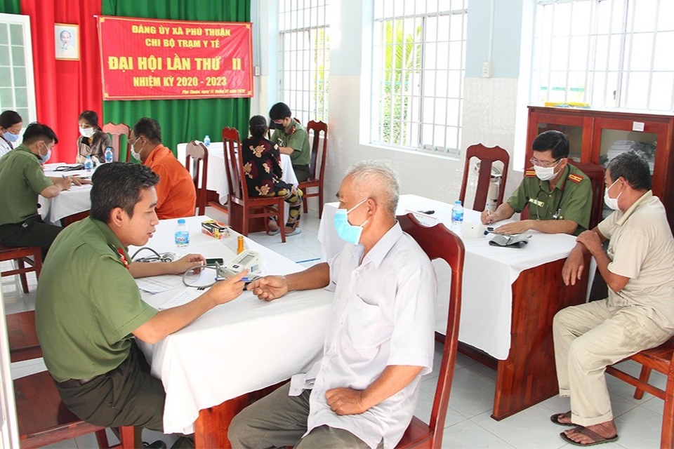 Bác sĩ cầu vai sao vàng khám bệnh, tặng quà đến 200 người nghèo - 2