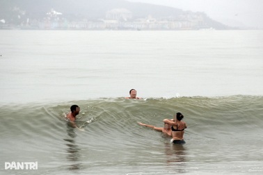 Cụ ông 86 tuổi bị sóng cuốn khi tắm biển Nha Trang