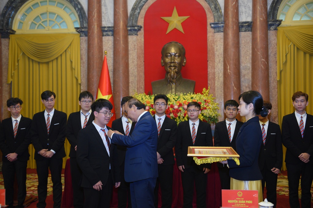 Chàng trai Vàng Olympic Toán quốc tế yêu những con số từ năm 3 tuổi - 6 Chàng trai Vàng Olympic Toán quốc tế yêu những con số từ năm 3 tuổi - 6