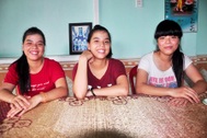 Niềm vui của chị em sinh ba cùng đỗ đại học