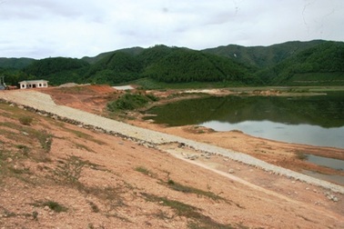 Dự án thủy lợi dang dở “mong manh” trước mùa bão