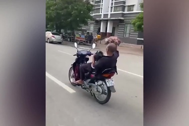 Củng cố hồ sơ xử phạt hành chính người đàn ông đi xe máy thả 2 tay