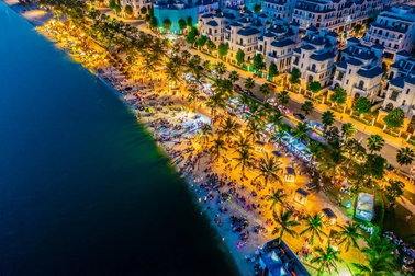 Phố lên đèn, cư dân "Quận Ocean" háo hức lên đồ đi dạ hội