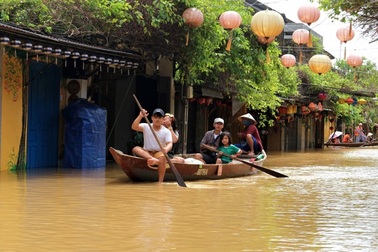 Phố biến thành sông, du khách đổ xô về Hội An đi thuyền ngắm phố