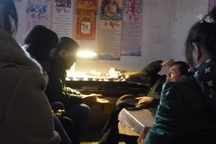 Đầu năm, thiếu nữ rủ nhau ‘bơm tiền’ cho thầy bói