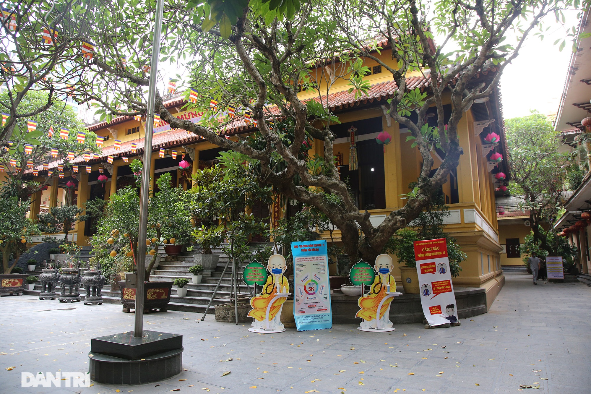 Đền, chùa ở Hà Nội cửa đóng then cài ngay cả trong thời điểm lễ Phật đản - 12