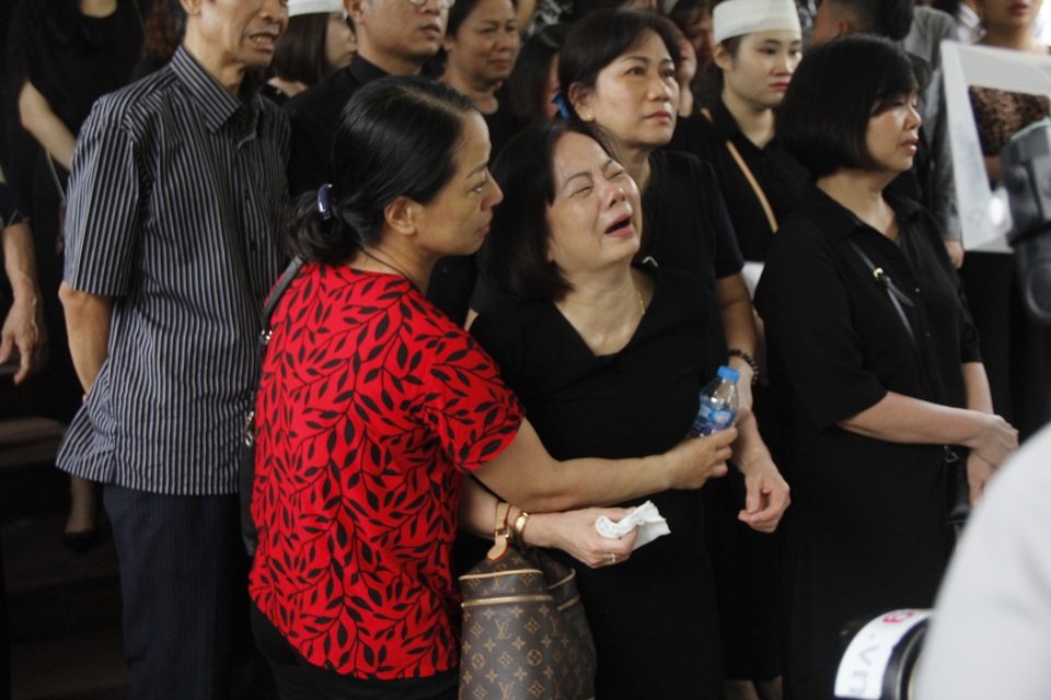 Ngập tràn nước mắt và hoa trắng trong đám tang MC Diệu Linh - 2 Ngập tràn nước mắt và hoa trắng trong đám tang MC Diệu Linh - 2