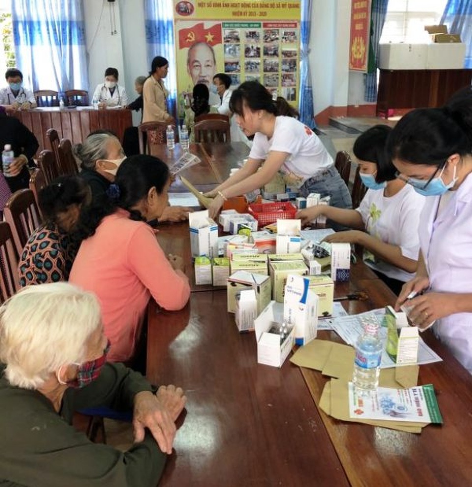 Bình Định: Khám bệnh, phát thuốc miễn phí cho người nghèo - 2 Bình Định: Khám bệnh, phát thuốc miễn phí cho người nghèo - 2