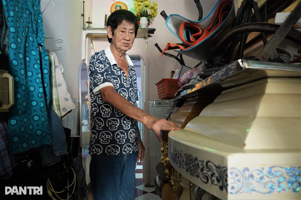 Người đàn ông 44 năm sống chung với hàng chục cỗ quan tài vì món nợ 50 đồng - 2 Người đàn ông 44 năm sống chung với hàng chục cỗ quan tài vì món nợ 50 đồng - 2