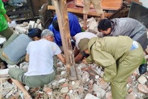 Lốc xoáy làm sập nhà, người dân mượn nhà văn hóa để tổ chức đám tang