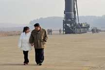Thông điệp của ông Kim Jong-un khi lần đầu công bố hình ảnh con gái