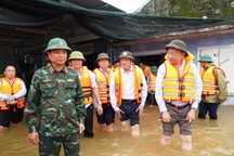 Tổng Bí thư Tô Lâm thăm, tặng quà người dân vùng lũ tại thành phố Huế