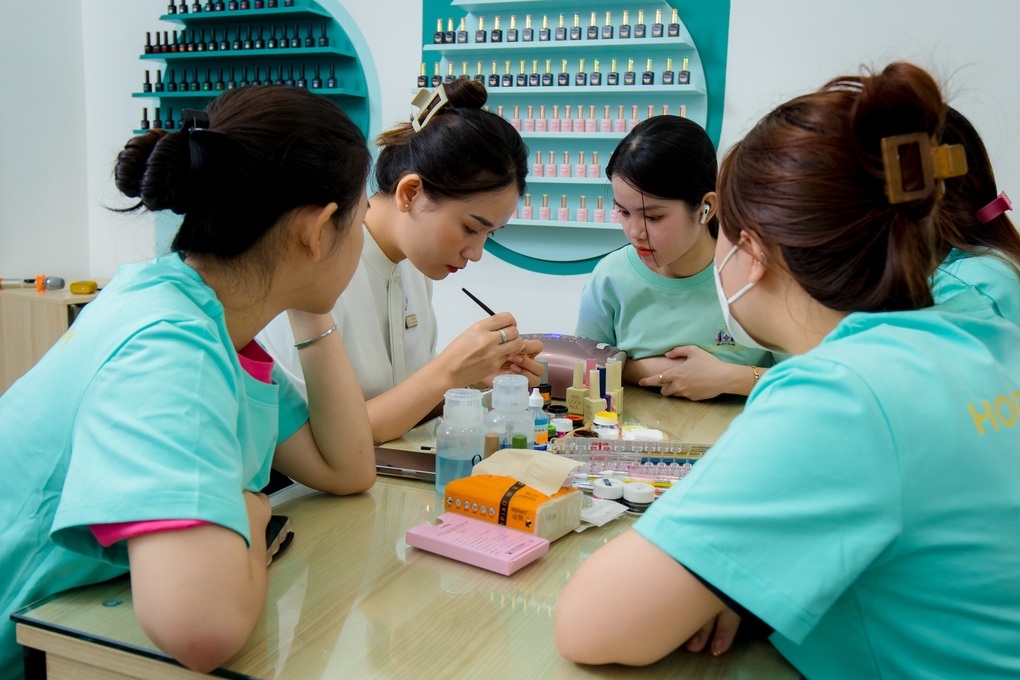 Nghề nail: Cơ hội việc làm rộng mở và mức thu nhập hấp dẫn - 1 Nghề nail: Cơ hội việc làm rộng mở và mức thu nhập hấp dẫn - 1