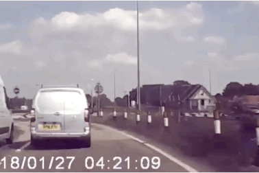 Vượt ẩu, thiếu quan sát biển báo, xe ô tô "cất cánh"