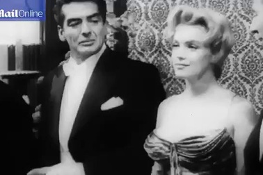 Khi nữ hoàng gợi cảm Hollywood gặp Nữ hoàng Anh