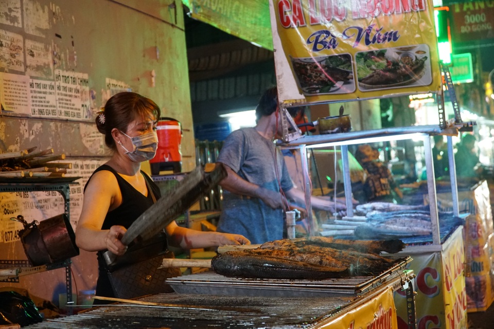 Phố cá lóc nướng thức trắng đêm chuẩn bị cho ngày vía Thần Tài - 3 Phố cá lóc nướng thức trắng đêm chuẩn bị cho ngày vía Thần Tài - 3