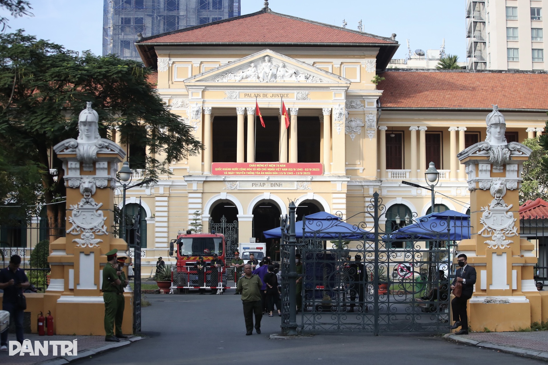 Ca sĩ Đàm Vĩnh Hưng, Vy Oanh đến phiên xét xử bà Nguyễn Phương Hằng - 7 Ca sĩ Đàm Vĩnh Hưng, Vy Oanh đến phiên xét xử bà Nguyễn Phương Hằng - 7