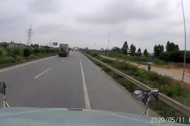 Khi xe công-ten-nơ bị xe khách cướp ngôi “hung thần đường phố"