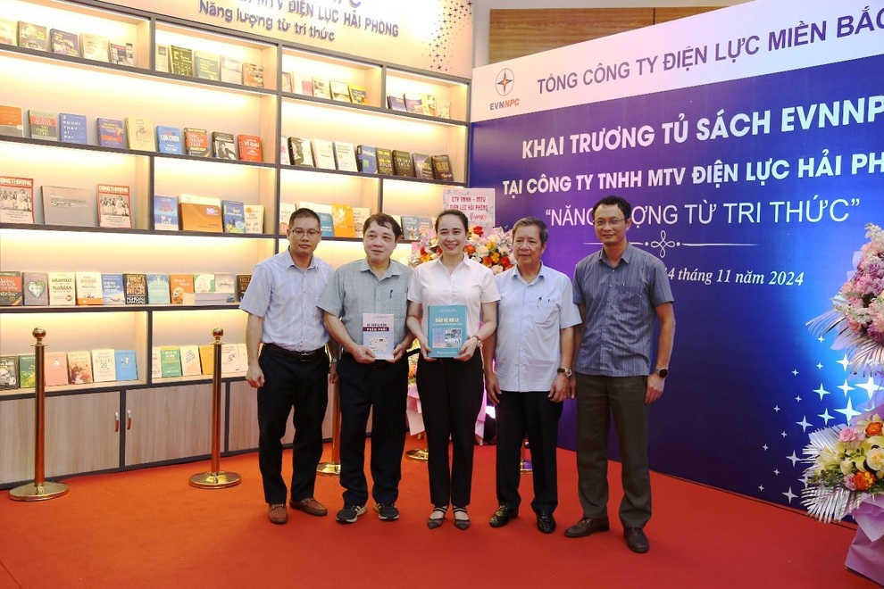 Khai trương tủ sách EVNNPC Năng lượng từ tri thức - 4 Khai trương tủ sách EVNNPC Năng lượng từ tri thức - 4