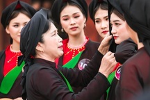 Thí sinh Người đẹp Kinh Bắc học cách “chơi” quan họ