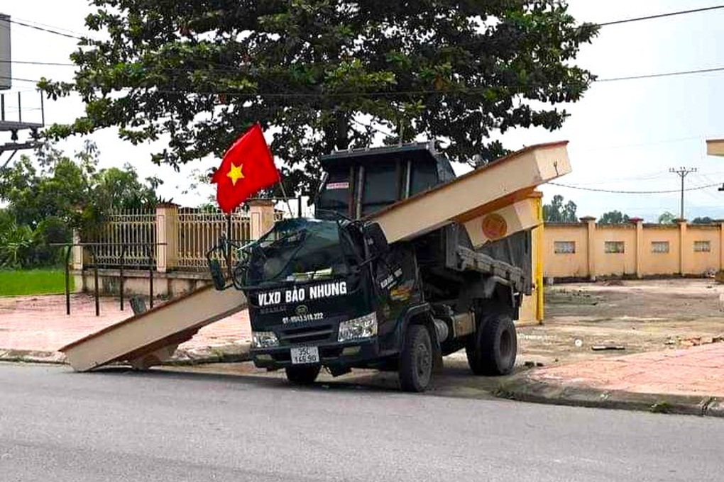 Cổng nhà văn hóa đổ đè bẹp cabin xe tải, 2 người thương vong - 1 Cổng nhà văn hóa đổ đè bẹp cabin xe tải, 2 người thương vong - 1