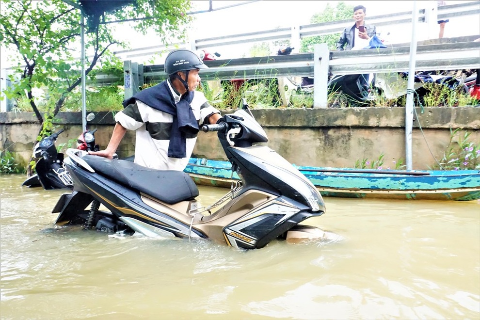 Lũ ập tới bất ngờ, người dân Tam Kỳ quay cuồng trong biển nước - 6 Lũ ập tới bất ngờ, người dân Tam Kỳ quay cuồng trong biển nước - 6
