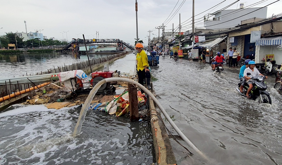Người Sài Gòn lội nước triều cường đen ngòm về nhà sau giờ tan tầm - 3