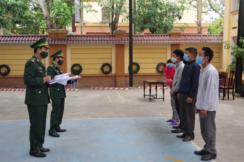 Bắt quả tang 2 đối tượng dùng thuyền đưa 5 người vượt biên sang Lào - 1 Bắt quả tang 2 đối tượng dùng thuyền đưa 5 người vượt biên sang Lào - 1