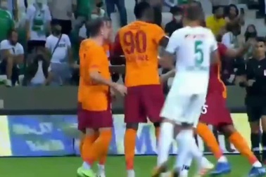 Húc đầu, đấm đá túi bụi đồng đội trên sân, cầu thủ nhận cái kết đắng