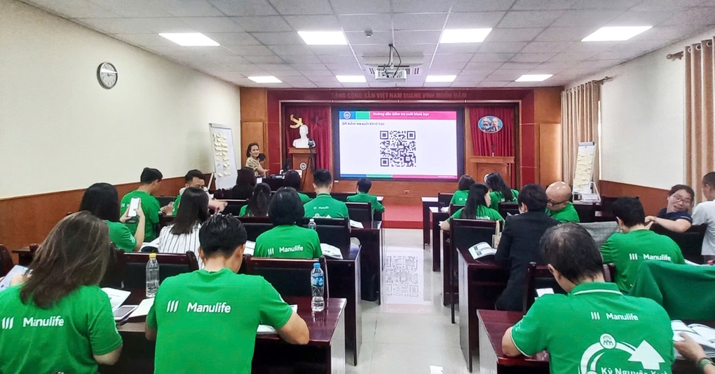 Manulife organisiert ein Programm zur Verbesserung des Wissens von Beratern über die öffentliche Gesundheit - 1 Manulife tổ chức chương trình nâng cao kiến thức y tế cộng đồng cho tư vấn viên - 1