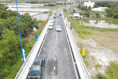 Người dân phấn khởi khi đi trên cây cầu 340 tỷ ở TPHCM