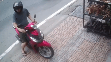 Nhân chứng kể lúc xe bán tải húc gãy cột điện, 2 người thương vong ở TPHCM - 1
