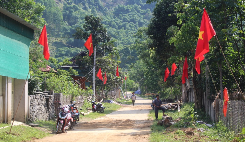 Bà con Đan Lai sẽ không lên nương rẫy để đi bầu cử sớm - 3 Bà con Đan Lai sẽ không lên nương rẫy để đi bầu cử sớm - 3
