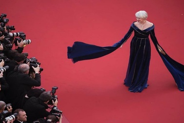 Helen Mirren trẻ trung ở tuổi 74