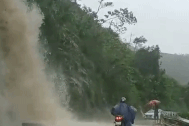 "Lạnh người" với dòng thác bất ngờ xuất hiện, đe dọa người đi đường