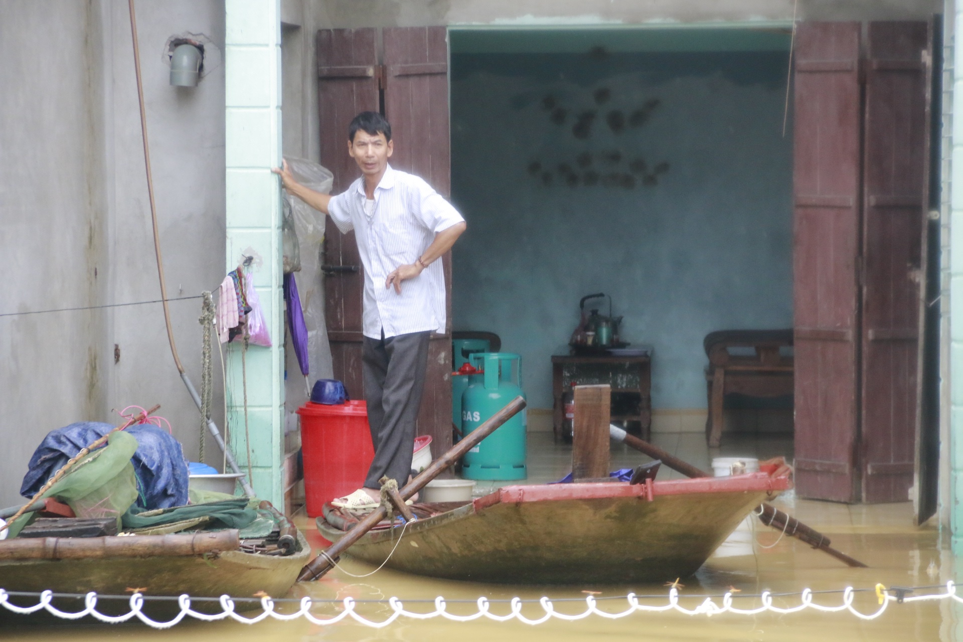 Cận cảnh nước lũ cô lập hàng trăm hộ dân ở Ninh Bình - 11 Cận cảnh nước lũ cô lập hàng trăm hộ dân ở Ninh Bình - 11