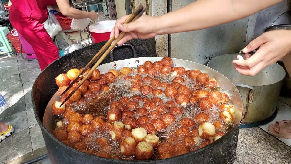 Tiệm bánh rán mỗi ngày bán hơn 2.000 chiếc, thu lời hàng triệu đồng - 6 Tiệm bánh rán mỗi ngày bán hơn 2.000 chiếc, thu lời hàng triệu đồng - 6