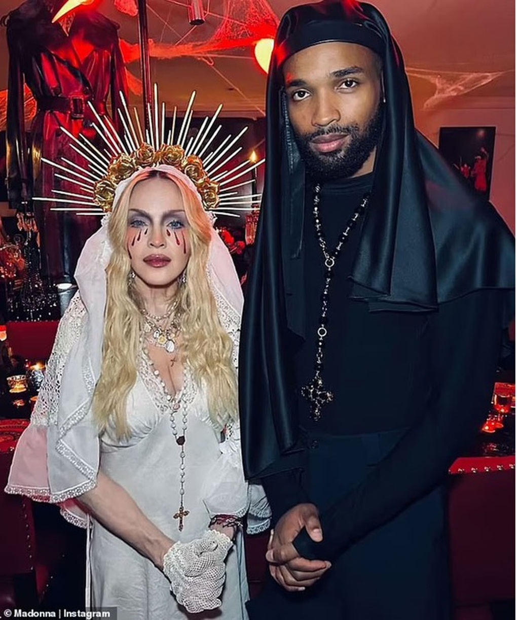 Chuyện tình ngọt ngào của nữ hoàng nhạc pop Madonna và bạn trai kém 29 tuổi - 2 Chuyện tình ngọt ngào của nữ hoàng nhạc pop Madonna và bạn trai kém 29 tuổi - 2