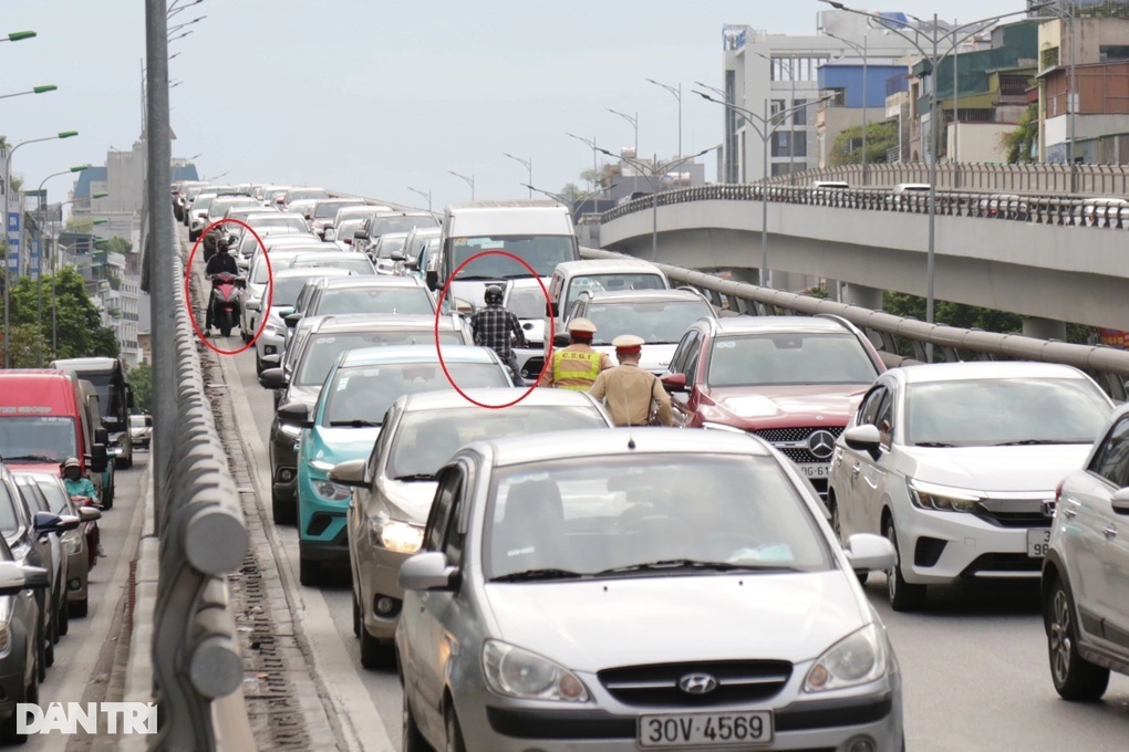 Mức phạt với hành vi điều khiển xe máy leo đường cấm, đi ngược chiều - 2 Mức phạt với hành vi điều khiển xe máy leo đường cấm, đi ngược chiều - 2