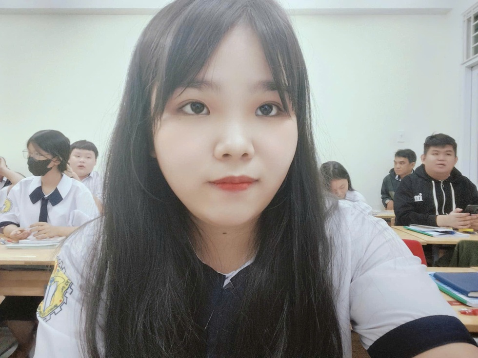 22 tuổi vào lớp 6: Hành trình viết lại tuổi thơ của cô gái bán vé số - 1 22 tuổi vào lớp 6: Hành trình viết lại tuổi thơ của cô gái bán vé số - 1