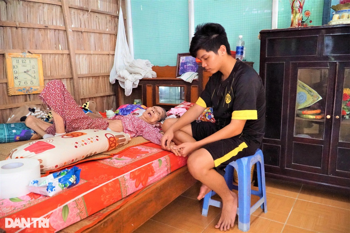 Cậu học trò mồ côi cha, mẹ bị ung thư được hỗ trợ hơn 85 triệu đồng - 2 Cậu học trò mồ côi cha, mẹ bị ung thư được hỗ trợ hơn 85 triệu đồng - 2