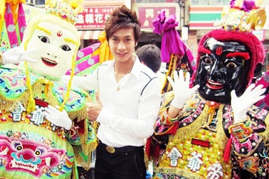 Gia Ngọc “đua sắc” với Manhunt International 2010