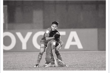 Vượt qua nỗi đau mất người thân, Đức Huy gạt lệ ra sân