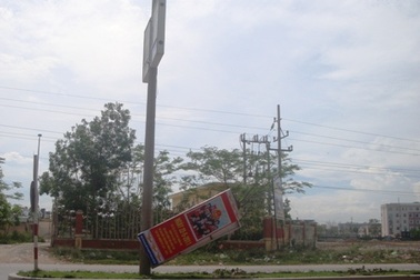 Pano, áp phích tơi tả trên đường   