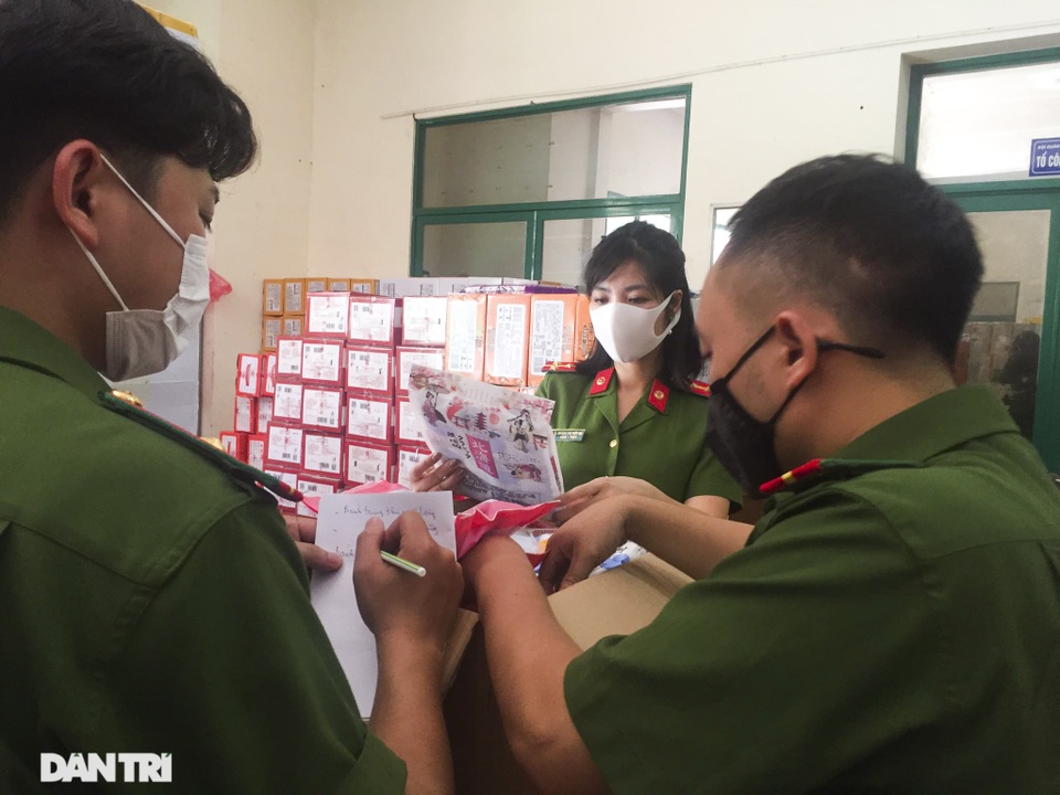 Hà Nội: Hơn 10 tấn bánh trung thu, trà sữa Trung Quốc nhập lậu bị thu giữ - 4 Hà Nội: Hơn 10 tấn bánh trung thu, trà sữa Trung Quốc nhập lậu bị thu giữ - 4
