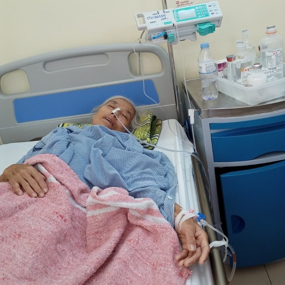 Trên giường bệnh, bà cầu xin sự sống cho cháu trai qua nhiều lần phẫu thuật - 1 Trên giường bệnh, bà cầu xin sự sống cho cháu trai qua nhiều lần phẫu thuật - 1