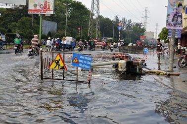 Mưa trái mùa, đường phố Sài Gòn ngập lênh láng