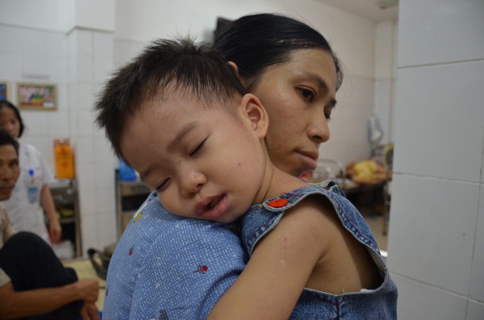 Nghẹn lòng cảnh mẹ đơn thân tật nguyền khánh kiệt vì chăm con viêm não - 3 Nghẹn lòng cảnh mẹ đơn thân tật nguyền khánh kiệt vì chăm con viêm não - 3